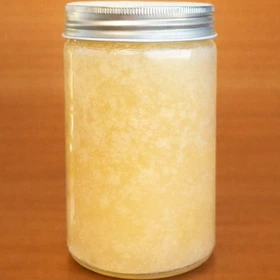 عسل سفید (رس‌بسته) مهکام ، خام، طبیعی و بدون حرارت(یک کیلوگرم)